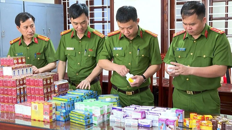 Cơ quan công an xem xét các loại thuốc tân dược giả. Ảnh: internet. thuoc-1744887576556255594252.jpg