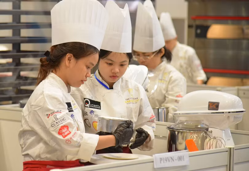 Các thí sinh tham gia tranh tài tại Cuộc thi đầu bếp bánh tài năng quốc tế tại Việt Nam trong ngày 11/12.