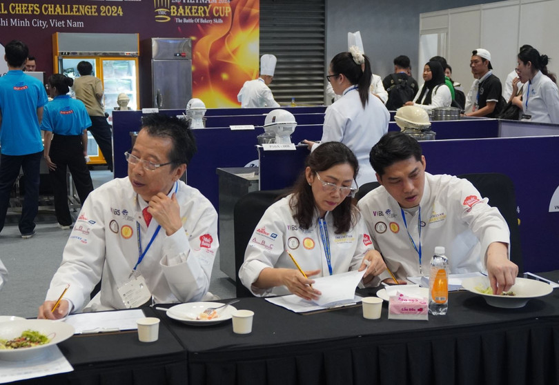 Bà Trần Thị Hiền Minh, Phó Chủ tịch Hội Đầu bếp chuyên nghiệp Sài Gòn (giữa) là một trong số 56 ban giám khảo tại cuộc thi. Bà Trần Thị Hiền Minh, Phó Chủ tịch Hội Đầu bếp chuyên nghiệp Sài Gòn (giữa) là một trong số 56 ban giám khảo tại cuộc thi.