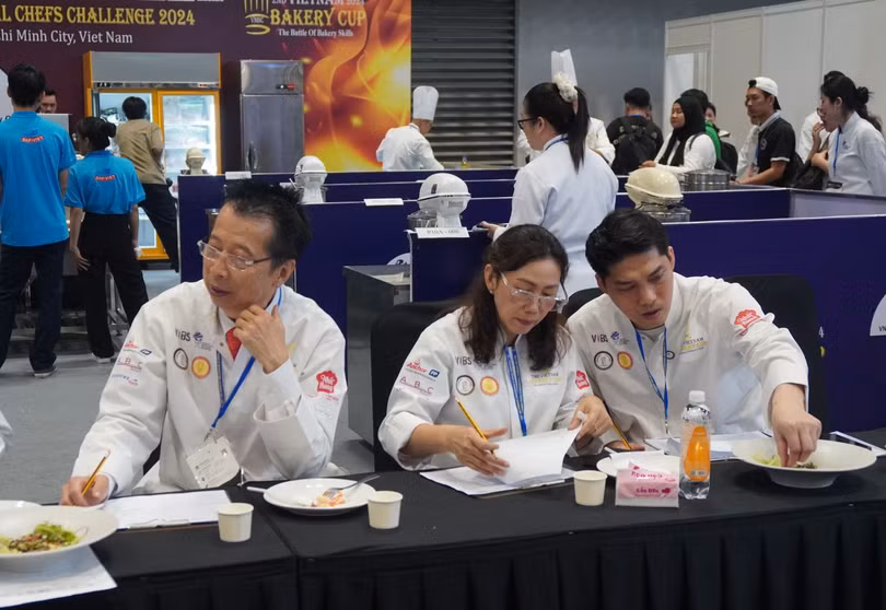 Bà Trần Thị Hiền Minh, Phó Chủ tịch Hội Đầu bếp chuyên nghiệp Sài Gòn (giữa) là một trong số 56 ban giám khảo tại cuộc thi.