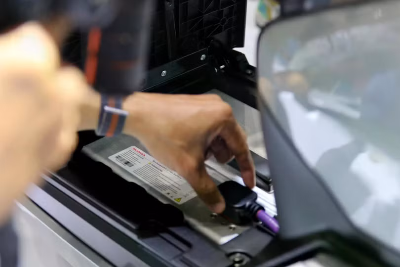 Khách hàng sử dụng Honda ICON e: có thể linh hoạt phương án sạc pin. Ảnh: Phúc Hậu.