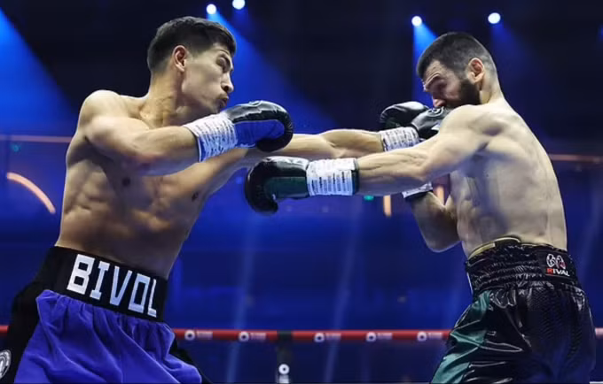Beterbiev (phải) trong trận đấu với Bivol. Ảnh: AFP.