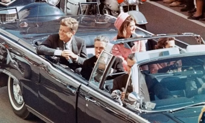 Tổng thống John F. Kennedy và đệ nhất phu nhân Jacqueline Kennedy ngồi trên xe ở Dallas, Texas, ngày 22/11/1963, ngay trước thời điểm ông bị ám sát. Ảnh: Bettmann Archive