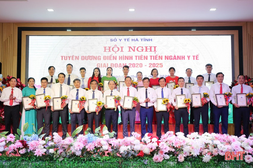Lãnh đạo Sở Y tế Hà Tĩnh trao chứng nhận điển hình cho các cá nhân. bqbht_br_anh-8.jpg