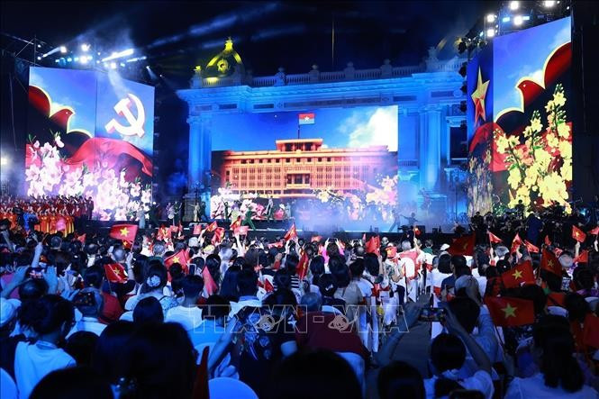 Chương trình nghệ thuật “Hà Nội - Từ mùa Thu lịch sử năm 1945”. Ảnh: Dương Giang/TTXVN Chương trình nghệ thuật “Hà Nội - Từ mùa Thu lịch sử năm 1945”. Ảnh: Dương Giang/TTXVN