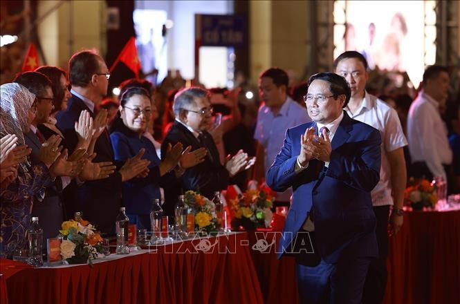 Thủ tướng Phạm Minh Chính dự Chương trình nghệ thuật đặc biệt “Hà Nội - từ mùa Thu lịch sử năm 1945”. Ảnh: Dương Giang/TTXVN Thủ tướng Phạm Minh Chính dự Chương trình nghệ thuật đặc biệt “Hà Nội - từ mùa Thu lịch sử năm 1945”. Ảnh: Dương Giang/TTXVN