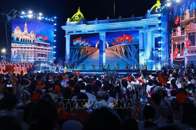 Chương trình nghệ thuật “Hà Nội - Từ mùa Thu lịch sử năm 1945”. Ảnh: Dương Giang/TTXVN Chương trình nghệ thuật “Hà Nội - Từ mùa Thu lịch sử năm 1945”. Ảnh: Dương Giang/TTXVN