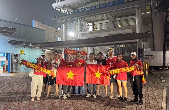 Nhiều CĐV Việt Nam tại Singapore không thể tìm được nguồn mua vé - Ảnh: Vy Cầm.