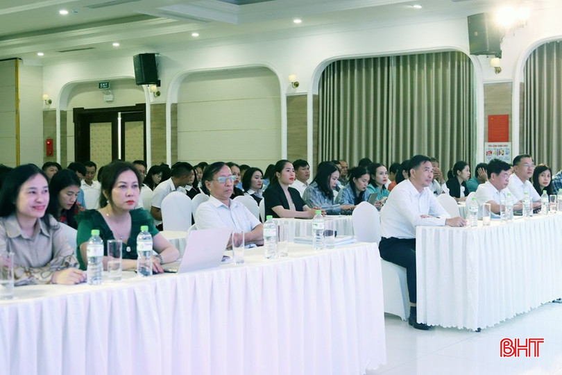 Đại biểu tham dự lễ khai mạc. img-2922-1347.jpg