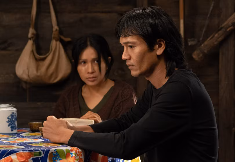 Quỷ nhập tràng là phim Việt đầu tiên chào sân trong tháng 3. Phim kinh dị gắn mác 18+ của Pom Nguyễn lấy cảm hứng từ truyền thuyết đáng sợ về người chết sống lại. Ở một ngôi làng vùng cao, cặp vợ chồng Quang và Như sống bằng nghề mai táng. Cuộc sống yên bình của họ bị xáo trộn khi phát hiện một cỗ quan tài vô chủ trên mảnh đất nhà mình. Từ đây, những hiện tượng kỳ lạ bắt đầu xảy ra và ám ảnh cả ngôi làng. Trước khi về Việt Nam, Quỷ nhập tràng từng có buổi ra mắt tại thị trường Mỹ. Dự án quy tụ những gương mặt quen thuộc trên màn ảnh như Khả Như, Quang Tuấn, Vân Dung...