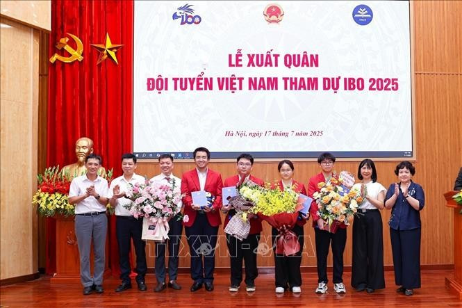 Lãnh đạo Sở Giáo dục và Đào tạo Hà Nội cùng Ban Giám hiệu trường Trung học phổ thông Chuyên Hà Nội – Amsterdam tặng hoa chúc mừng và động viên các học sinh trong lễ xuất quân. Ảnh: Thanh Tùng/TTXVN Lãnh đạo Sở Giáo dục và Đào tạo Hà Nội cùng Ban Giám hiệu trường Trung học phổ thông Chuyên Hà Nội – Amsterdam tặng hoa chúc mừng và động viên các học sinh trong lễ xuất quân. Ảnh: Thanh Tùng/TTXVN