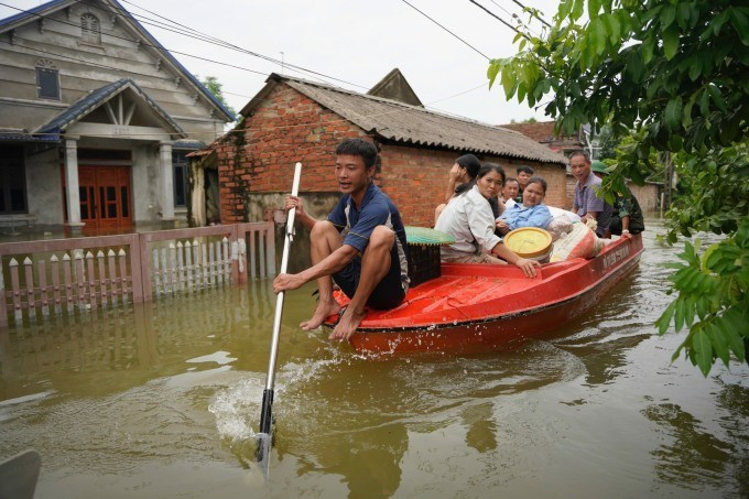 Nước sông Cầu lên cao, tràn về xã Trung Giã, huyện Sóc Sơn, Hà Nội gây ngập sâu 2-3 m, ngày 12/9. Ảnh: Nguyễn Đông Nước sông Cầu lên cao, tràn về xã Trung Giã, huyện Sóc Sơn, Hà Nội gây ngập sâu 2-3 m, ngày 12/9. Ảnh: Nguyễn Đông