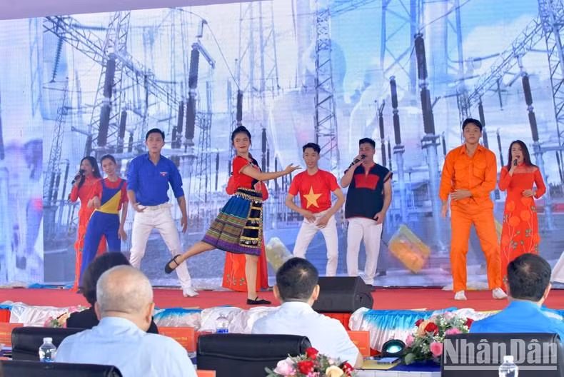 Một tiết mục văn nghệ biểu diễn tại Lễ phát động Đợt thi đua cao điểm. (Ảnh: THANH GIANG)