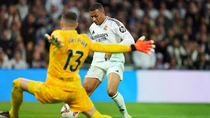 Mbappe trải qua trận El Clasico đầu tiên đáng quên. Real Madrid thua đậm Barcelona 0-4 ngay tại Bernabeu.