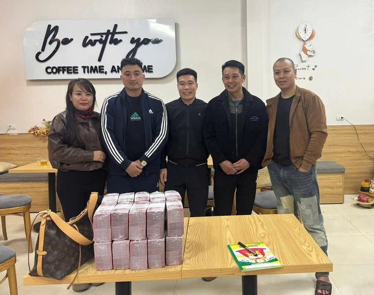 Anh Huấn trao trả lại số tiền 1 tỉ đồng mà chị Vân đánh rơi trên lối vào cao tốc - Ảnh: Nhân vật cung cấp