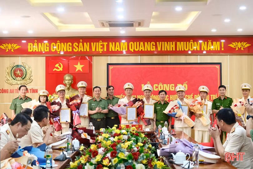 bqbht_br_lanh-dao-cong-an-tinh-trao-cac-quyet-dinh-nghi-cong-tac-huong-che-do-huu-tri.jpg