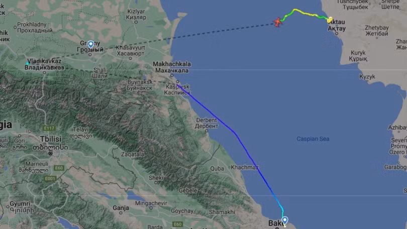 Máy bay Azerbaijan Airlines rơi ở Aktau, đối diện và cách địa điểm hạ cánh dự kiến hơn 400km (Bản đồ: Flightradar24).
