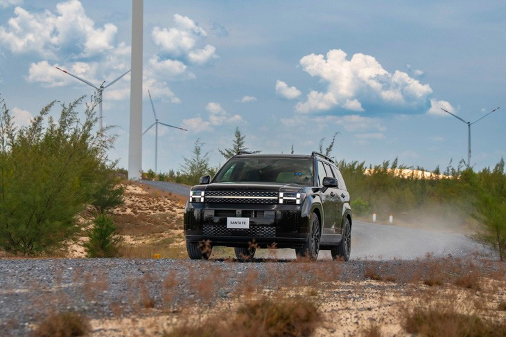 Hyundai Santa Fe tiêu chuẩn sử dụng hệ dẫn động cầu trước. Các phiên bản cao hơn sử dụng hệ dẫn động 4 bánh toàn thời gian HTRAC. Xe có 4 chế độ lái mặc định gồm Eco (tiết kiệm), Comfort (êm ái), Sport (thể thao), Smart (thông minh). Các phiên bản dẫn động 4 bánh có thêm 3 chế độ địa hình gồm Snow (đường tuyết), Sand (đường cát) và Mud (đường bùn lầy) - Ảnh: Hyundai