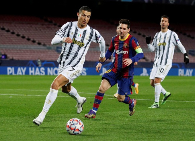 Ronaldo (trái) và Messi (giữa) trong trận Juventus gặp Barca trên sân Camp Nou, thành phố Barcelona, xứ Catalonia, Tây Ban Nha, tại vòng bảng Champions League ngày 8/12/2020. Ảnh: Reuters Ronaldo (trái) và Messi (giữa) trong trận Juventus gặp Barca trên sân Camp Nou, thành phố Barcelona, xứ Catalonia, Tây Ban Nha, tại vòng bảng Champions League ngày 8/12/2020. Ảnh: Reuters
