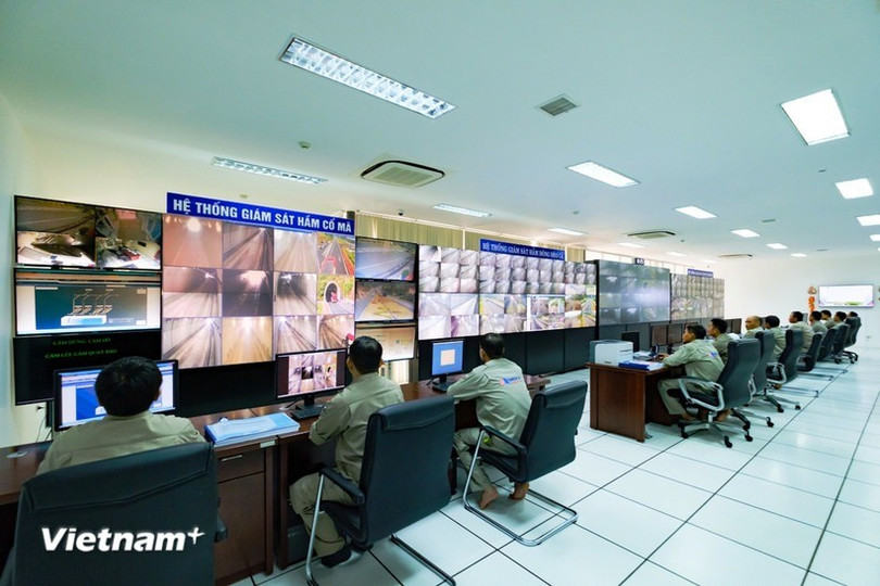 Nhân viên giám sát hệ thống giao thông tại một hầm đường bộ. (Ảnh: Việt Hùng/Vietnam+). vnp-giao-thong-thong-minh-deo-ca.jpg