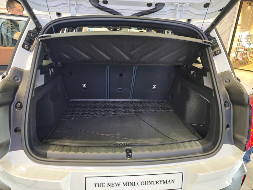 Thanh ray trên mui xe nay là trang bị tiêu chuẩn, cột C được trang trí thêm điểm nhấn tạo sự khác biệt. Cốp xe dung tích 505 lít và có thể mở rộng lên 1.450 lít khi gập hàng ghế sau.