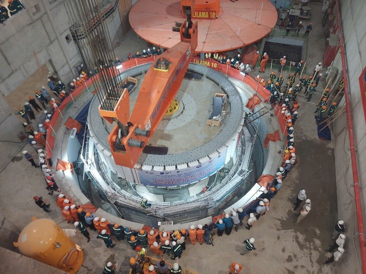 Lắp đặt Rotor tại nhà máy Thủy điện Hòa Bình mở rộng - Ảnh: N.AN Lắp đặt Rotor tại nhà máy Thủy điện Hòa Bình mở rộng - Ảnh: N.AN