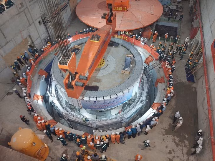 Lắp đặt Rotor tại nhà máy Thủy điện Hòa Bình mở rộng - Ảnh: N.AN