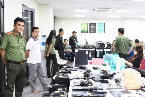 Công an tỉnh Phú Thọ phối hợp với cơ quan chức năng khám xét, thu giữ nhiều tài liệu liên quan. Công an tỉnh Phú Thọ phối hợp với cơ quan chức năng khám xét, thu giữ nhiều tài liệu liên quan.