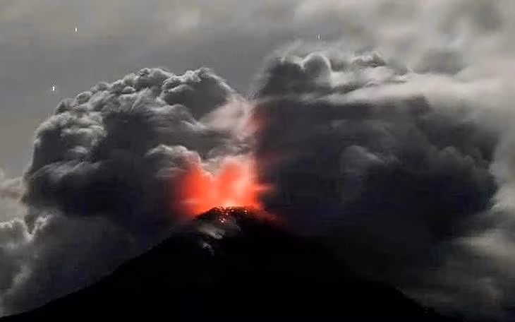 Núi lửa Lewotobi Laki-laki của Indonesia phun trào mạnh vào tối 20-3 với cột tro cao hơn 8km, khiến nhà chức trách phải phát cảnh báo cao nhất - Ảnh: GEORITMUS
