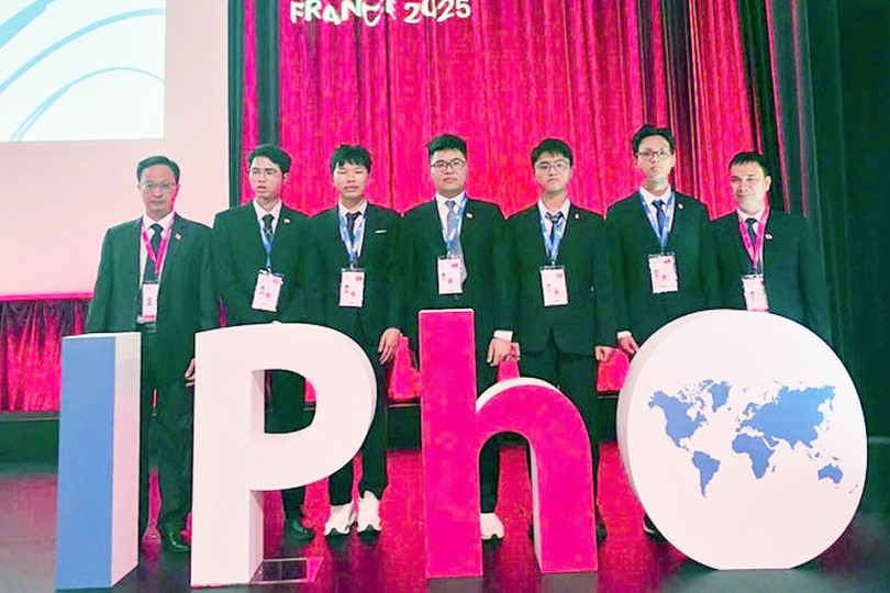 Đội tuyển IPhO 2025 (từ trái sang phải): Phó giáo sư, Tiến sỹ Đặng Đức Vượng, Phó Trưởng đoàn cùng các em học sinh Nguyễn Công Vinh, Nguyễn Thế Quân, Trương Đức Dũng, Lý Bá Khôi, Trần Lê Thiện Nhân và Phó giáo sư, Tiến sỹ Đỗ Danh Bích, Trưởng đoàn. 2.jpg