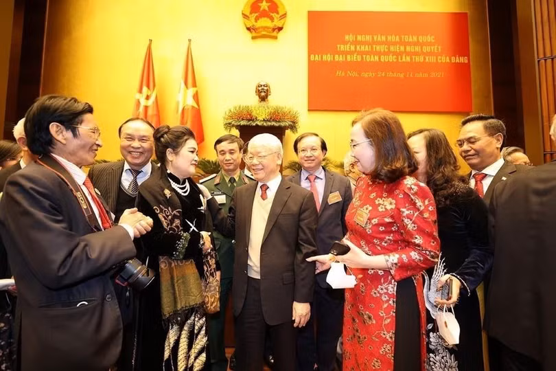 Tổng Bí thư Nguyễn Phú Trọng với đại biểu dự Hội nghị Văn hóa toàn quốc triển khai thực hiện Nghị quyết Đại hội Đại biểu toàn quốc lần thứ XIII của Đảng (24/11/2021). (Ảnh: Trí Dũng/TTXVN)