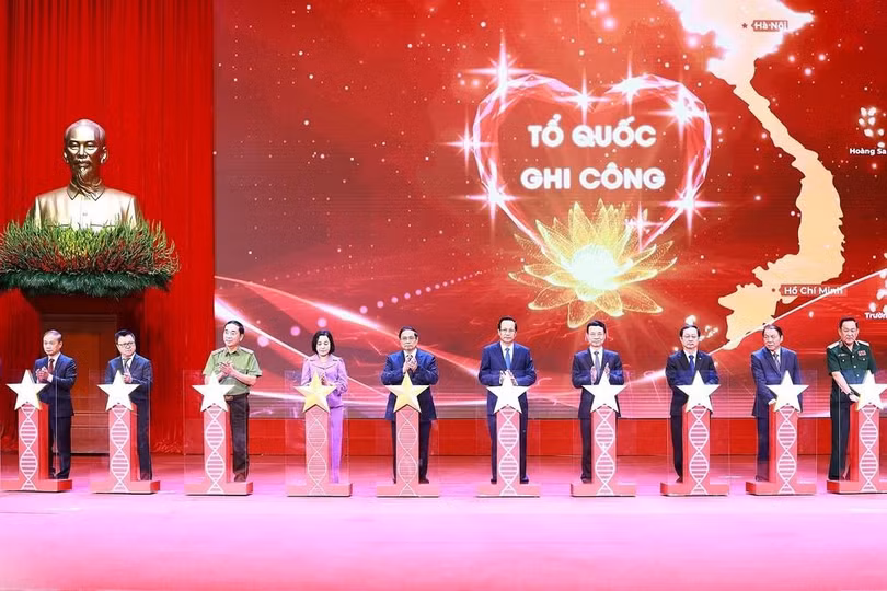 Thủ tướng Phạm Minh Chính và các đại biểu thực hiện nghi thức ra mắt ngân hàng gen (ADN) liệt sỹ chưa xác định được thông tin. (Ảnh: Dương Giang/TTXVN)