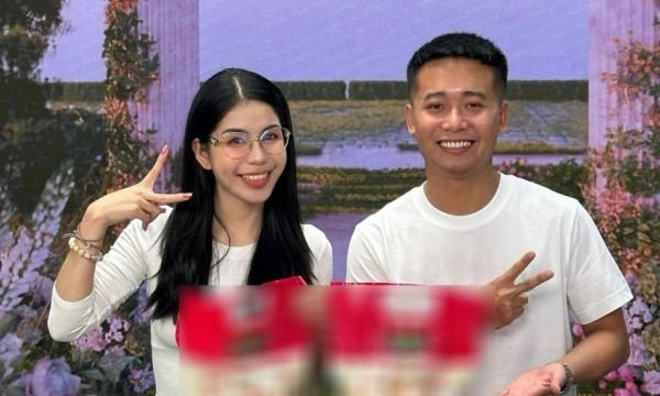 Hằng Du Mục và Quang Linh Vlogs trong một phiên livestream.