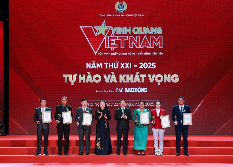 Các đồng chí Ủy viên Trung ương Đảng: Hồ Đức Phớc, Phó Thủ tướng Chính phủ và Nguyễn Thị Thu Hà, Phó Chủ tịch-Tổng Thư ký Ủy ban Trung ương Mặt trận Tổ quốc Việt Nam trao biểu trưng tới các nhân được vinh danh tại chương trình. Các đồng chí Ủy viên Trung ương Đảng: Hồ Đức Phớc, Phó Thủ tướng Chính phủ và Nguyễn Thị Thu Hà, Phó Chủ tịch-Tổng Thư ký Ủy ban Trung ương Mặt trận Tổ quốc Việt Nam trao biểu trưng tới các nhân được vinh danh tại chương trình.