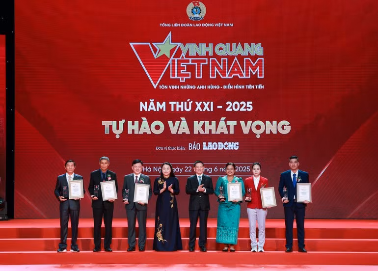 Các đồng chí Ủy viên Trung ương Đảng: Hồ Đức Phớc, Phó Thủ tướng Chính phủ và Nguyễn Thị Thu Hà, Phó Chủ tịch-Tổng Thư ký Ủy ban Trung ương Mặt trận Tổ quốc Việt Nam trao biểu trưng tới các nhân được vinh danh tại chương trình.