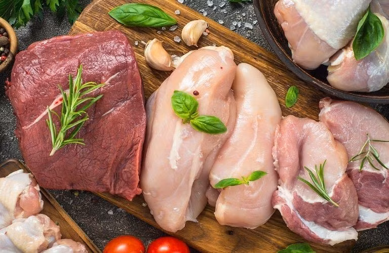 Các loại thịt, hải sản... có hàm lượng cao canxi, kẽm, vitamin B, vitamin C và selen...rất có lợi cho sức khỏe của mắt