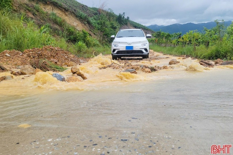 Tình hình sạt lở gây cản trở giao thông và nguy hiểm đối với người và phương tiện lưu thông. 6.jpg