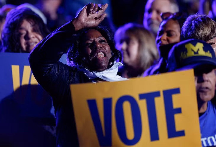 Các cử tri tại cuộc vận động của bà Kamala Harris ở Michigan ngày 28-10 - Ảnh: REUTERS