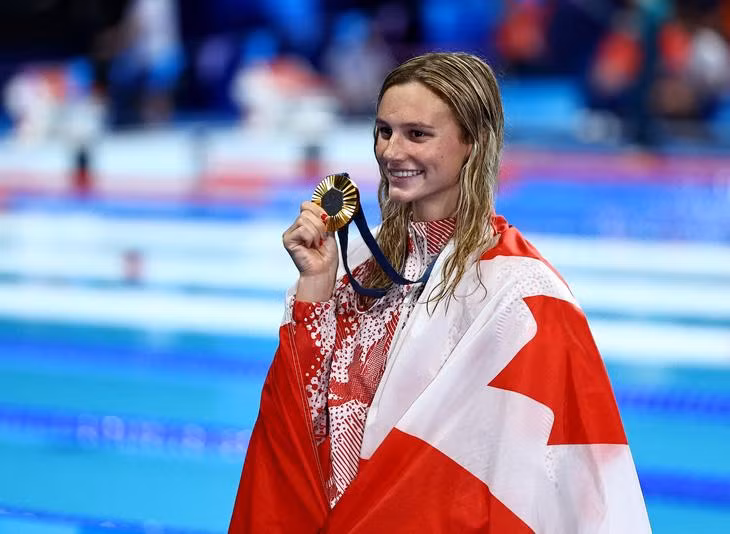 Summer McIntosh với tấm HCV thứ 3 tại Olympic 2024 - Ảnh: REUTERS