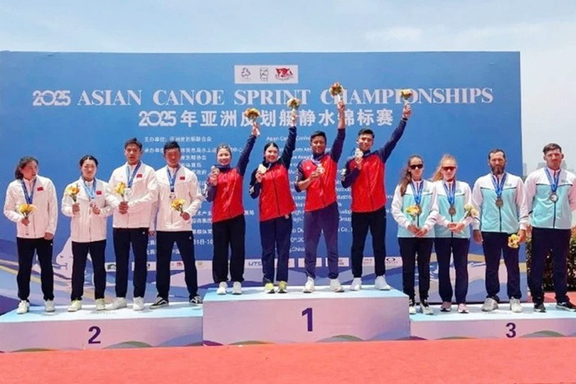 Bộ tứ Phạm Hồng Quân, Bùi Thị Yến, Ma Thị Thúy và Hiên Năm trên bục nhận huy chương vàng. (Ảnh: Báo Nhân Dân). canoeingjpg.jpg