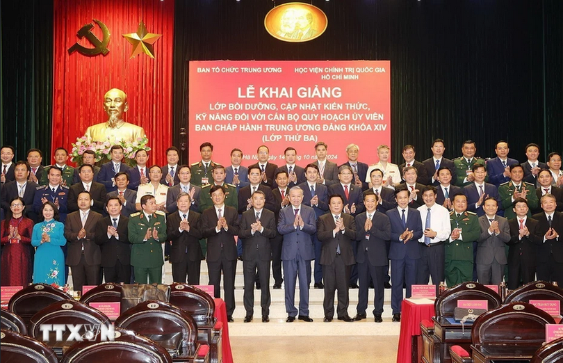 Tổng Bí thư, Chủ tịch nước Tô Lâm chụp ảnh với các đại biểu và học viên. Ảnh: Trí Dũng/TTXVN screenshot-2024-10-14-at-14-54-48-le-khai-giang-lop-boi-duong-can-bo-quy-hoach-uy-vien-bch-tw-dang-khoa-xiv-vietnam-vietnamplus-2716.png