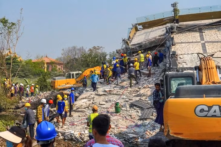 Lực lượng cứu hộ tiến hành hoạt động tìm kiếm nạn nhân tại hiện trường một tòa nhà sụp đổ sau động đất tại Mandalay, Myanmar ngày 31-3 - Ảnh: REUTERS