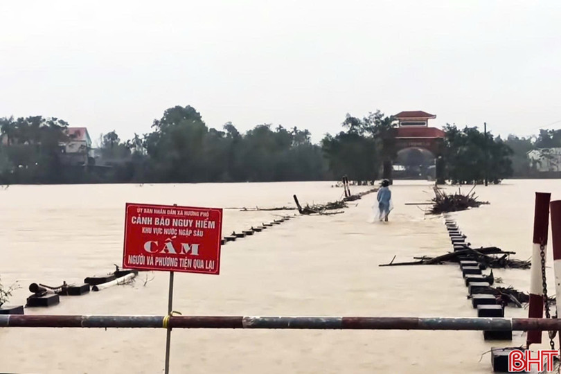 Cầu tràn Đông Hải (xã Hương Phố) ngập sâu, đã cắm biển cấm người và phương tiện qua lại. image.jpg