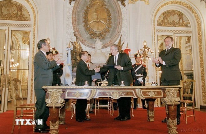 Chủ tịch nước Trần Đức Lương và Tổng thống Argentina Néstor Carlos Kirchner ký Tuyên bố chung (22/11/2004). (Ảnh: Nguyễn Khang/TTXVN) Chủ tịch nước Trần Đức Lương và Tổng thống Argentina Néstor Carlos Kirchner ký Tuyên bố chung (22/11/2004). (Ảnh: Nguyễn Khang/TTXVN)