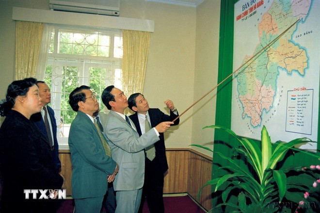 Chủ tịch nước Trần Đức Lương làm việc với cán bộ chủ chốt Tỉnh ủy, Ủy ban Nhân dân tỉnh Hà Giang (1999). (Ảnh: TTXVN) Chủ tịch nước Trần Đức Lương làm việc với cán bộ chủ chốt Tỉnh ủy, Ủy ban Nhân dân tỉnh Hà Giang (1999). (Ảnh: TTXVN)