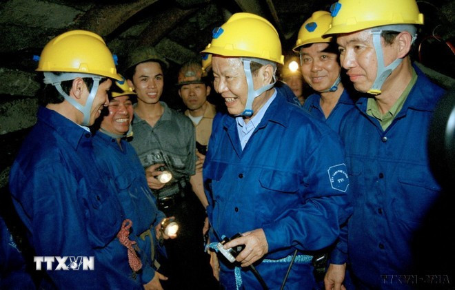 Chủ tịch nước Trần Đức Lương gặp gỡ công nhân Công ty Than Khe Chàm đang khai thác than trong hầm lò (2002). (Ảnh: Trọng Nghiệp/TTXVN) Chủ tịch nước Trần Đức Lương gặp gỡ công nhân Công ty Than Khe Chàm đang khai thác than trong hầm lò (2002). (Ảnh: Trọng Nghiệp/TTXVN)