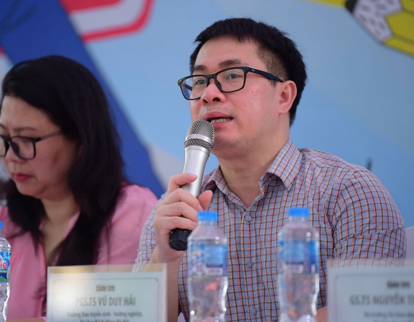 PGS.TS Vũ Duy Hải - Trưởng Ban tuyển sinh - hướng nghiệp (Đại học Bách khoa Hà Nội) tư vấn cho thí sinh. PGS.TS Vũ Duy Hải - Trưởng Ban tuyển sinh - hướng nghiệp (Đại học Bách khoa Hà Nội) tư vấn cho thí sinh.