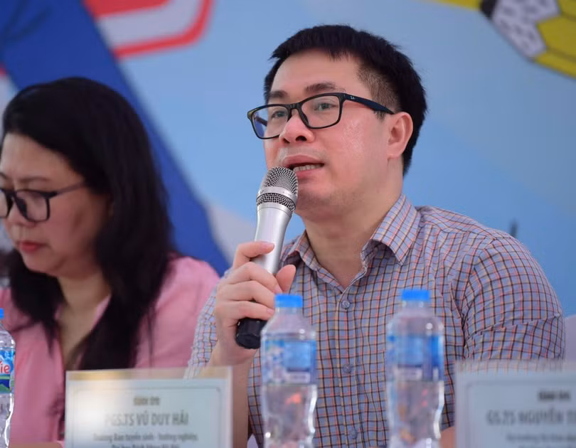 PGS.TS Vũ Duy Hải - Trưởng Ban tuyển sinh - hướng nghiệp (Đại học Bách khoa Hà Nội) tư vấn cho thí sinh.