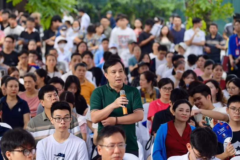 Phụ huynh đặt câu hỏi về tuyển sinh đến các chuyên gia.