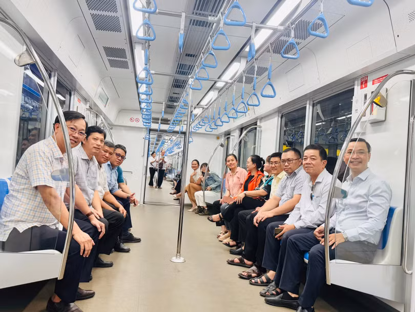 Người dân trải nghiệm tuyến metro số 1. Ảnh: Mỹ Quỳnh.
